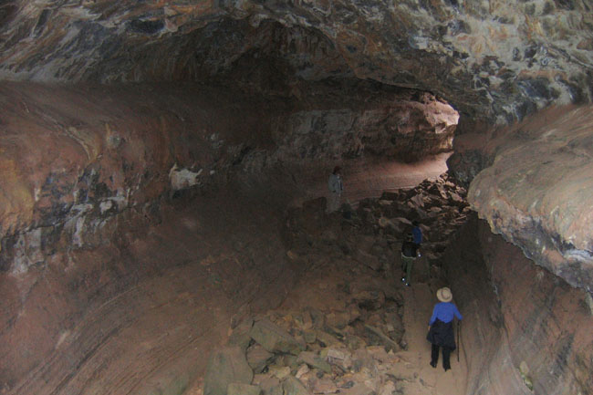 20070801j_SantaCruz_LavaTubeInside