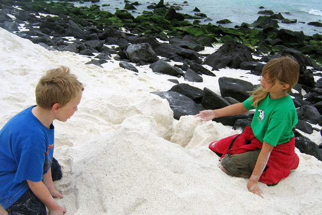 20070802h_SM_EspanolaGardnerBay_BeachPlay