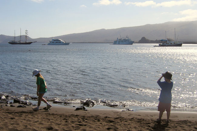 20070806i_SM_JamesPuertoEgas_MoreBoats