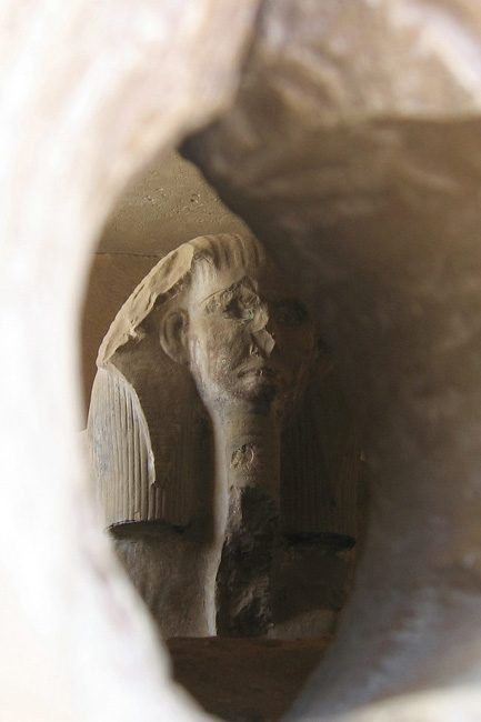 20060321n_ZoserStatuePeephole