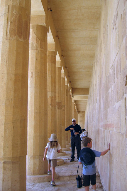 20060323n_DSM_HatshepsutColonnade