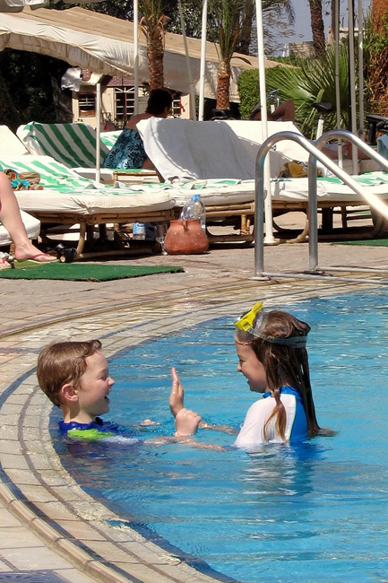 20060323u_SM_LuxorSheratonSwimmingFun