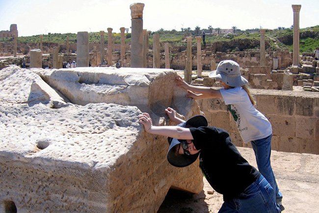 20060326l_SM_SabrathaPushingARock