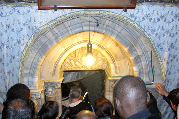 20101224h_NativityGrottoEntry