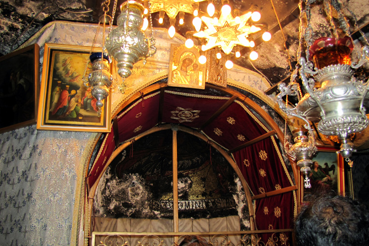 20101224k_AroundNativityGrotto