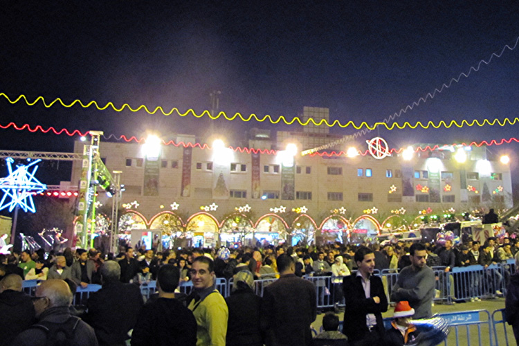 20101224l_MangerSquareXmasEve