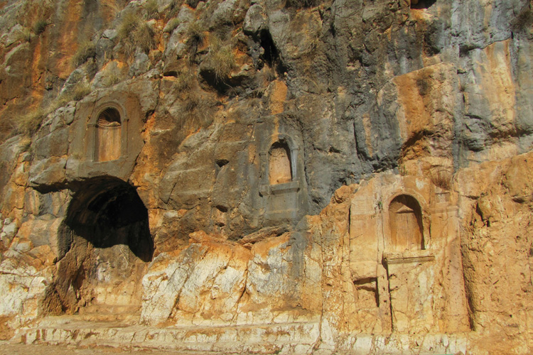 20101228h_BaniasGreekShrines