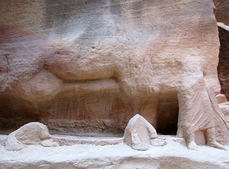 20110102i_PetraCarvedCaravan