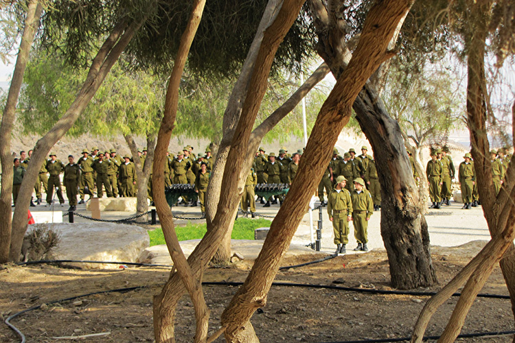 20110104a_BenGurionTombSoldiers