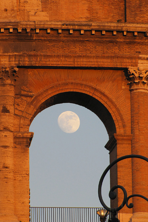 20120602p_ColosseumArchMoon