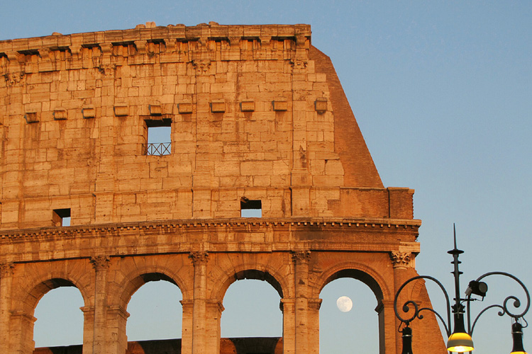 20120602q_ColosseumWallMoon