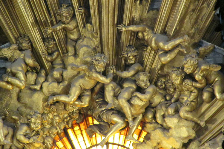 20120605zk_VaticanStPetersAltarDetail