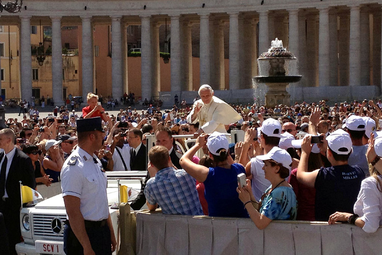 20120606a_PopeByRicardo