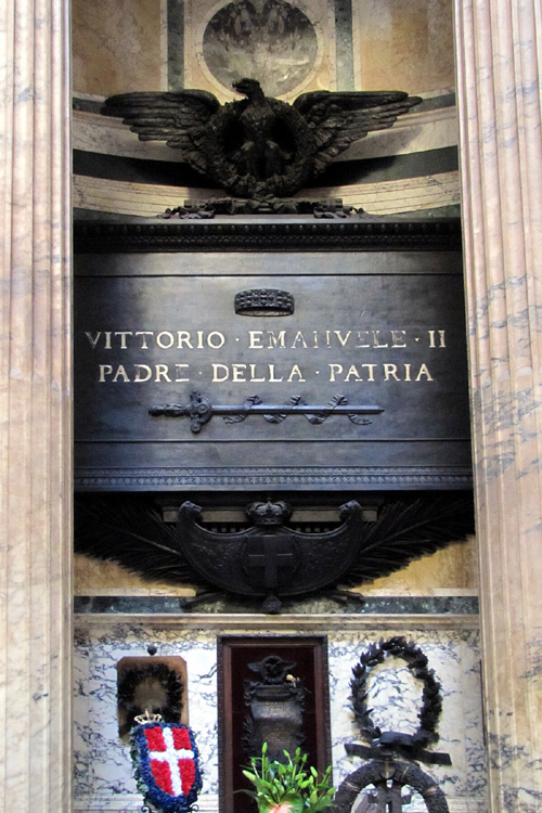 20120606c_RomePantheonVittTomb
