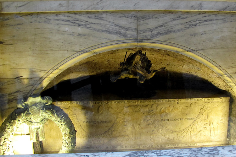 20120606g_RomePantheonRaphaelTomb