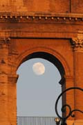 20120602p_ColosseumArchMoon