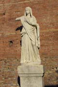 20120603zf_RomanForumVestalVirgin